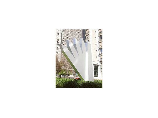 El «Obelisco Multidireccional» que Marta Minujin exhibe en la Plazoleta Isidro Ruiz Moreno de Cerrito y Posadas.