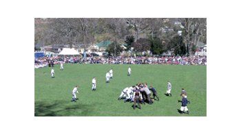 ámbito.com | La misma foto, 140 años después. Con vestimenta de la época y 18 jugadores de cada lado, se rememoró el primer partido de la historia.