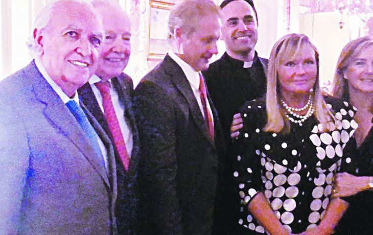 Despedida. Ricardo Gil Lavedra, Jorge Enríquez, Archie Lanús y la embajadora de carrera Elena Leticia Mikusinsky, a quien en el Estrugamou despidieron por su pronta partida a Ucrania. 