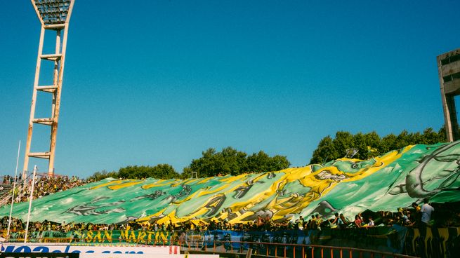 Hinchas de Aldosivi se pelearon con cuchillos durante el partido ante Newells.