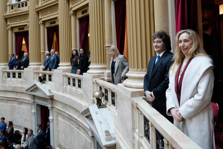 Aplausos del oficialismo y gritos de la oposición marcaron el ritmo de la sesión.