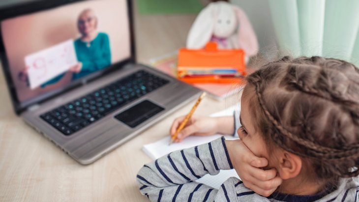 El desafío está en no perder de vista la importancia de poder personalizar el aprendizaje, lo cual implica prestar atención a la voz y los intereses de cada alumno/a, con su historia, sus necesidades y sus deseos.