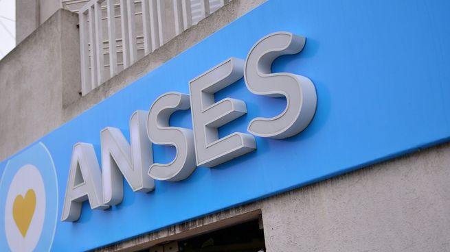 La pensión derivada de ANSES está destinada al cónyuge, al conviviente previsional y a los hijos que cumplan los requisitos. La documentación y la modalidad de solicitud dependen de cada situación familiar.