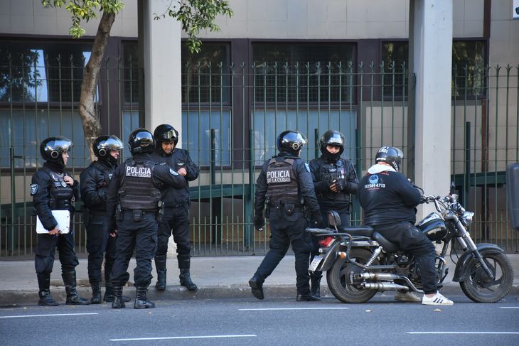 Policías y bomberos realizarán guardias activas de 24 horas durante la jornada festiva. Policías y bomberos realizarán guardias activas de 24 horas durante la jornada festiva.