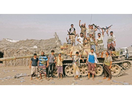 Apoyo. Miembros de tribus locales acompañan a Arabia Saudita y Yemen en la reconquista del puerto de Hudaida. Riad busca arrebatar el punto estratégico a los hutíes, liderados por Irán. En sólo 30 minutos hubo 30 ataques.