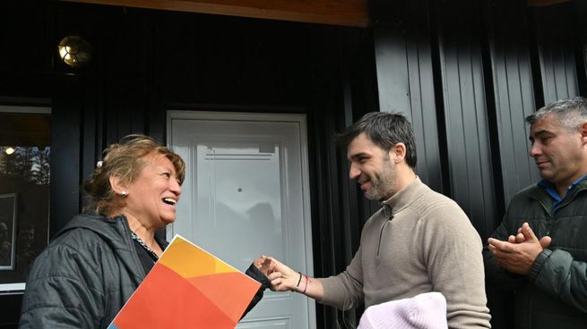 Ignacio Torres entregó viviendas en la Comarca Andina.