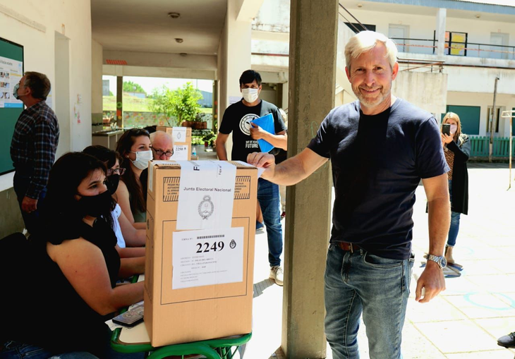 Rogelio Frigerio, al votar en la localidad de Villa Paranacito.