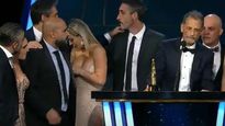 martin fierro: el percance de jesica cirio con su escote en plena ceremonia