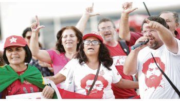 ámbito.com | GRIETA. La división que vive Brasil se escenificó ayer en las calles. En Brasilia, hubo muestras de apoyo a Lula.