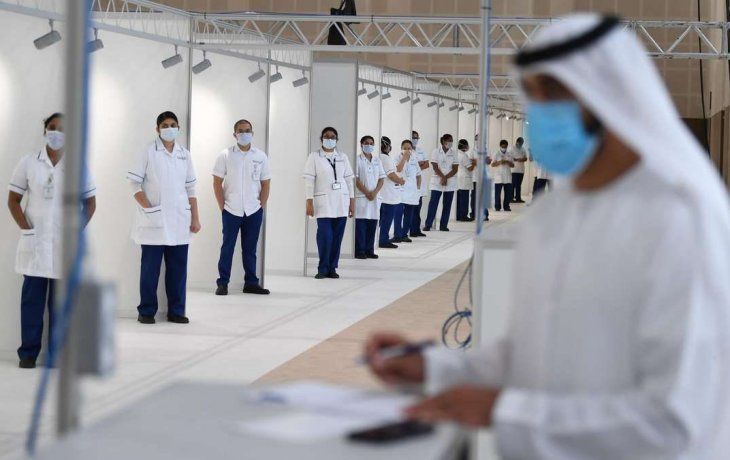 Emiratos Árabes Unidos vacuna a 140 mil personas por día.