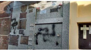 Profanaron la tumba del exdiputado radical Jaroslavsky con cruces esvásticas