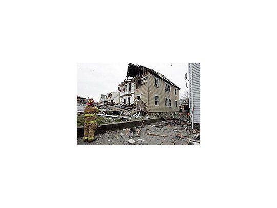 Un bombero observa una de las casas destruidas por la explosión.
