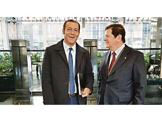 Gira. Omar Gutiérrez y el embajador Fernando Oris de Roa antes de reunirse con el Bureau de Recursos Energéticos del Departamento de Estado.