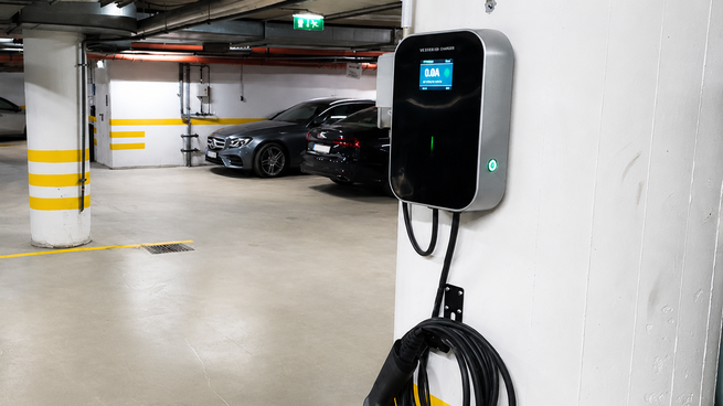 Los cargadores eléctricos en cocheras residenciales empezaron a aparecer en edificios premium, aunque especialistas advierten que muchos inmuebles no soportan varios puntos de carga simultáneos