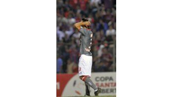 La desazón de Roncaglia luego de que le atajaran el penal.