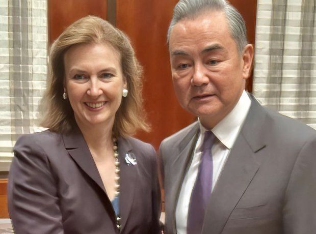 Mondino con Wang Yi, ministro de Relaciones Exteriores de China.