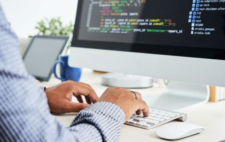 ámbito.com | Computadora hombre software.jpg