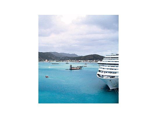 Tórtola, la más conocida de las Islas Vírgenes Británicas, une a sus famosas playas el atractivo de sus alegres poblaciones.