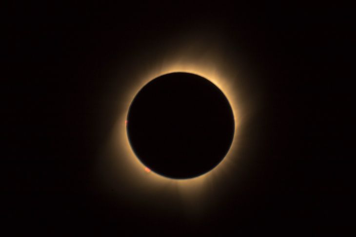 Este fenómeno consiste en que un cuerpo celeste cubre parcial o totalmente a otro. Este fenómeno consiste en que un cuerpo celeste cubre parcial o totalmente a otro.