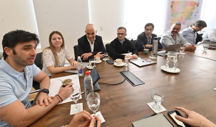 El gobernador Ignacio Torres en reunión de trabajo, junto a Jennifer Contardi, de 30 años, la nueva Secretaría de Coordinación de Gabinete. El gobernador Ignacio Torres en reunión de trabajo, junto a Jennifer Contardi, de 30 años, la nueva Secretaría de Coordinación de Gabinete.