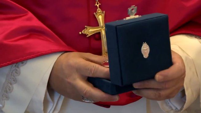 León XIV recibió una teca artesanal labrada en plata 900, utilizada para guardar hostias consagradas. 