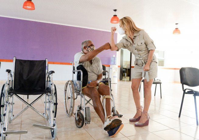 La primera dama Fabiola Yañez realizó un "enlace solidario" entre la constructora Tabay S.A y el municipio de Santa Ana, en la provincia de Misiones, para la provisión de agua potable.