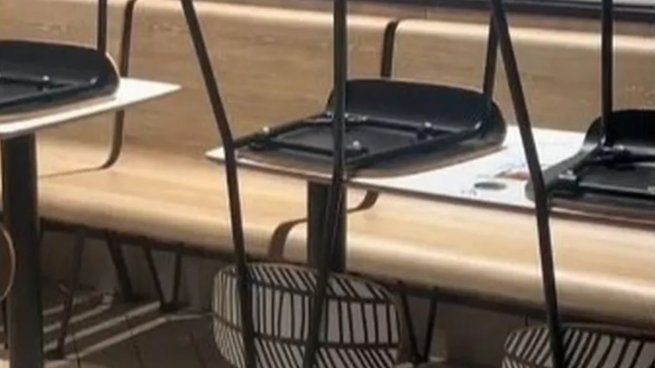 Una joven usuaria de TikTok se llevó una sorpresa con la compra de unas sillas