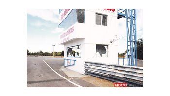 Las huellas del ataque que sufrió el Autódromo Parque General Roca quedan reflejadas en los vidrios rotos.
