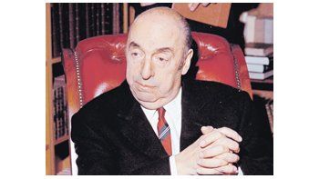 Pablo Neruda murió en 1973, poco después del golpe de Pinochet. Un testimonio clave del chofer del poeta lleva hoy a presumir que se trató de un asesinato.