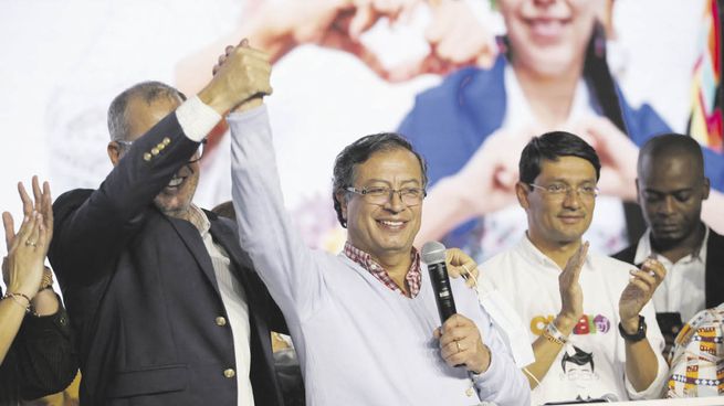FAVORITO. Gustavo Petro celebró el domingo a la noche su triunfo en las primarias presidenciales. Colombia votará el 29 de mayo y si hay balotaje, el 19 de junio.