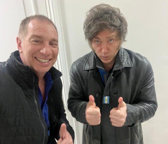 Diego Santilli junto a Javier Milei, en Olivos. 