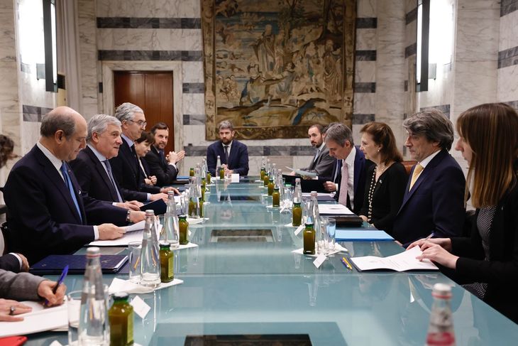 Mondino y Tajani se reunieron en La Farnesina, sede del Ministerio de Asuntos Exteriores de Italia.