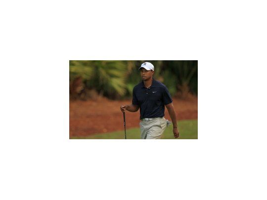Woods no podrá emprender su escalada en el ranking en el torneo de Florida. El N°8 del mundo debió abandonarlo, lesionado.