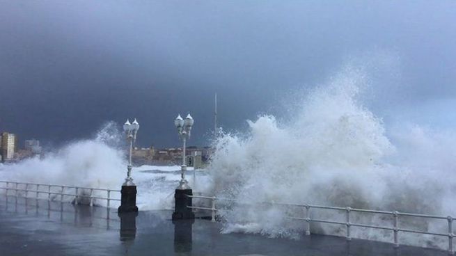 El puerto de Mar del Plata quedó totalmente inoperativo por olas que superaron la escollera.