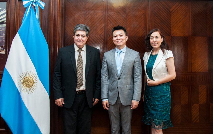 Lanziani junto a representantes de la embajada china en la Argentina.&nbsp;