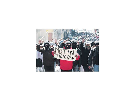 Policías de baja graduación continuaron exhibiendo ayer, en las inmediaciones del Palacio Quemado, en La Paz, consignas contra el presidente Evo Morales.