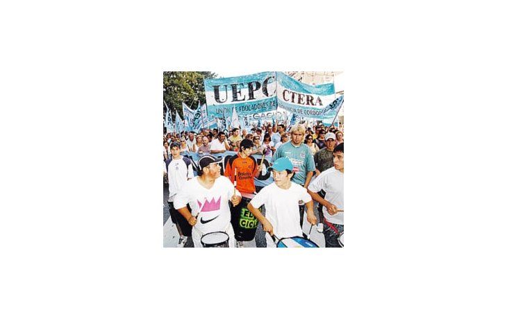Los docentes de la Provincia de Cordoba pararon y marcharon en reclamos de mejoras salariales.