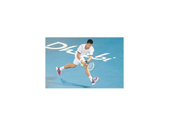Djokovic comenzó su preparación para 2012 de la mejor manera: con una victoria ante Monfils. Hoy se las verá con Federer.