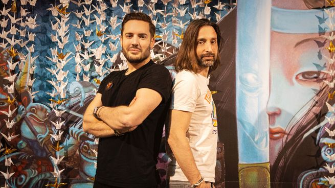 Benjamin Lacombre y Sebastién Perez, los artistas franceses que visitan la Feria del Libro.