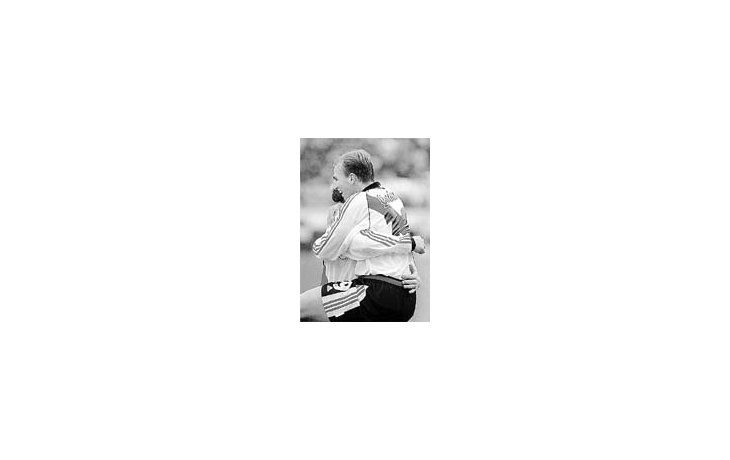 Esteban Cambiasso festeja uno de sus dos goles.