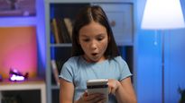 ámbito.com | medium-shot-girl-holding-smartphone.jpg