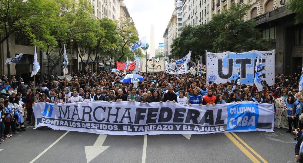 Masiva Marcha Federal en Plaza de Mayo contra ajuste y despidos (foto 8)
