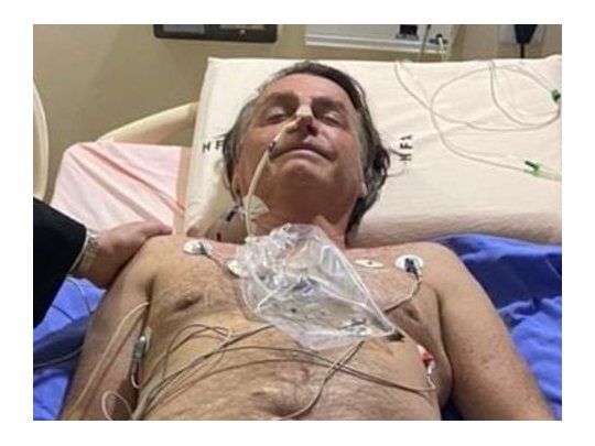 El presidente de Brasil, Jair Bolsonaro, difundió una imagen de su hospitalización en San Pablo.