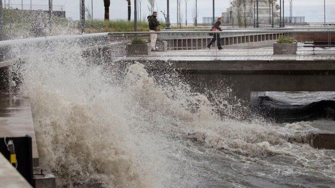 Se trata de una jornada crítica debido a la combinación de un fuerte temporal que afectó a la región en las últimas horas y causó graves inundaciones en varios barrios.
