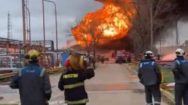 Por el momento no hay heridos por el incendio en la refinería de YPF de Ensenada.