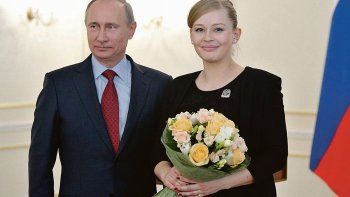 El presidente Putin con la actriz Yuliya Peresild, quien viajará a la estación espacial ISS