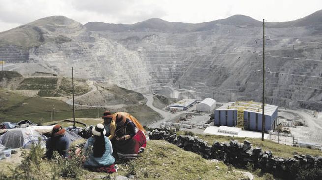 RECLAMO. Un grupo de pobladores acampa en el entorno de la mina Las Bambas, en el centro del país.