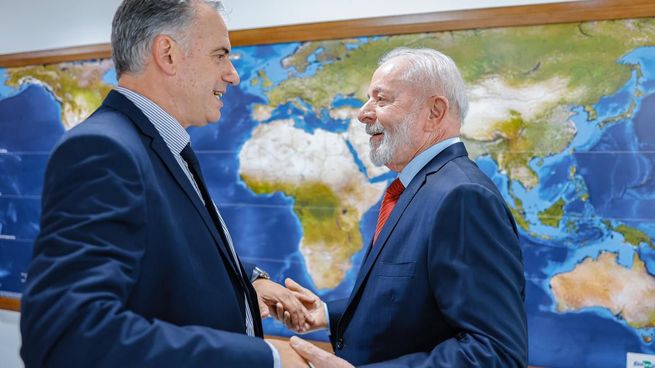 El presidente electo Yamandú Orsi se reunión con Lula da Silva en Brasilia.