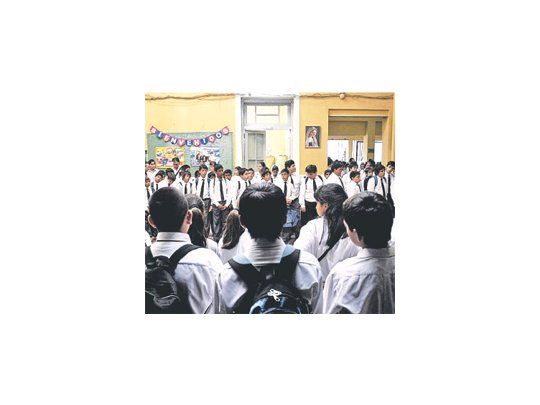 Por presión de gremios docentes y del sector turístico, nueve provincias patearon una semana el retorno a las aulas.