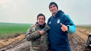Dibu Martínez le regaló su camperón de la Selección al vecino que lo ayudó.&nbsp;
